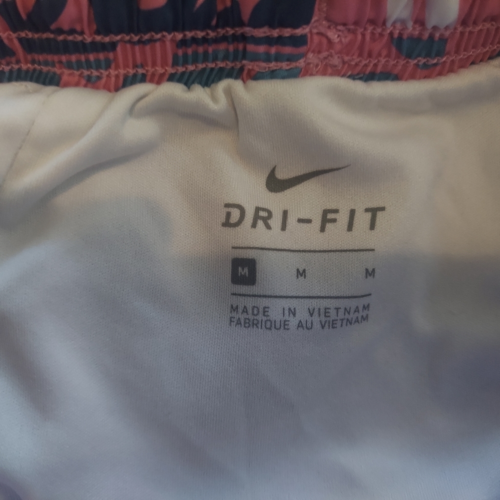 NIKE GIRLS MEDIUM running shorts - Picture 3 of 3